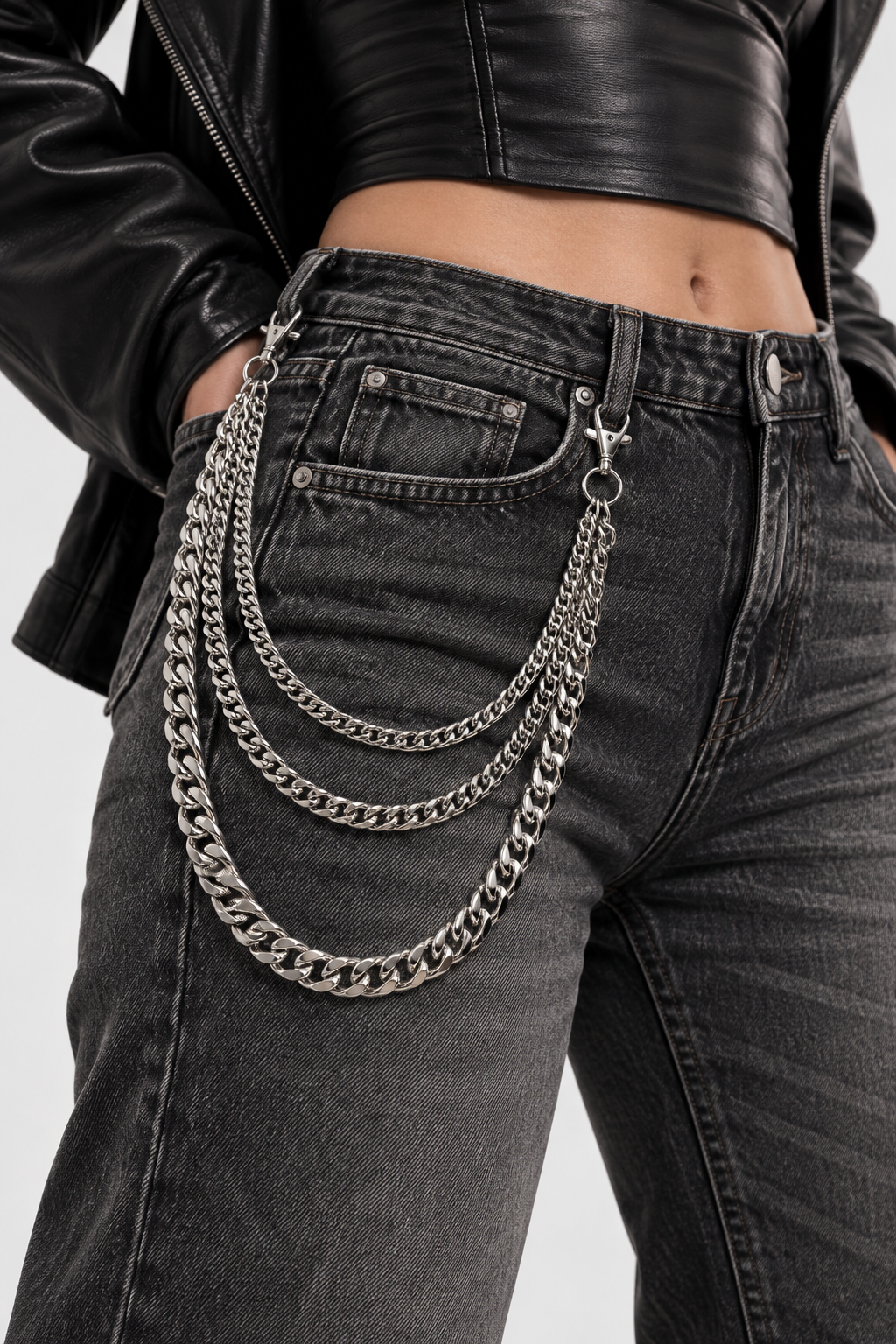 Chaîne de pantalon CASCADE DIFFERENT à triple rang de mailles gourmette, portée sur un jean noir