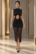 Robe midi noire à perles et tulle portée de face, découpe à la taille