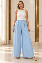 Pantalon large fluide bleu ciel vu de face en pied