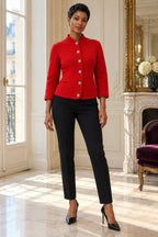 Veste courte en pure laine rouge col officier portée de face