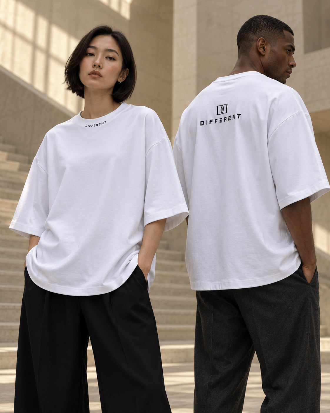 Femme de face et homme de dos portant le t-shirt oversize premium blanc DIFFERENT, logo visible dans le dos – DIFFERENT Paris