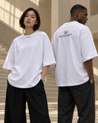 Femme de face et homme de dos portant le t-shirt oversize premium blanc DIFFERENT, logo visible dans le dos – DIFFERENT Paris