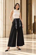 Pantalon style japonais noir avec foulard bandana noué, pans libres