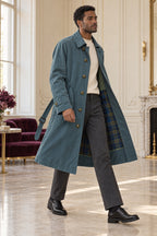 Trench long unisexe porté ouvert par un homme, doublure tartan visible
