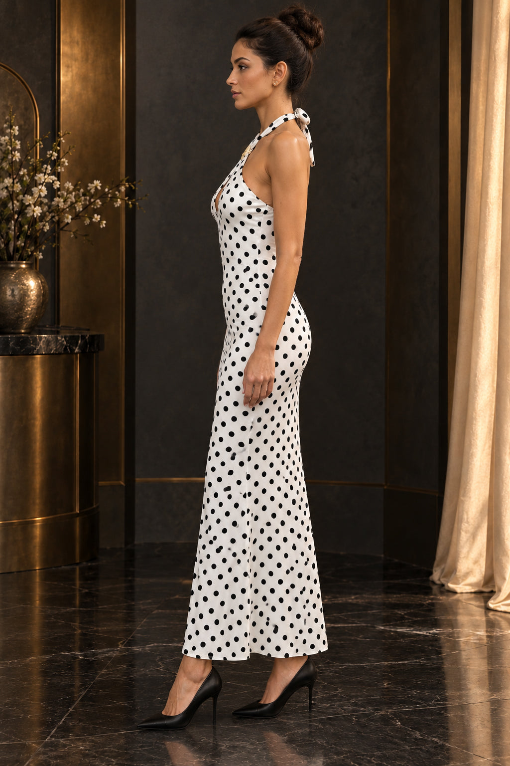 Robe longue blanche à pois noirs vue de profil, coupe moulante