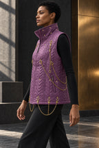 Gilet matelassé prune vu de profil, col montant zippé