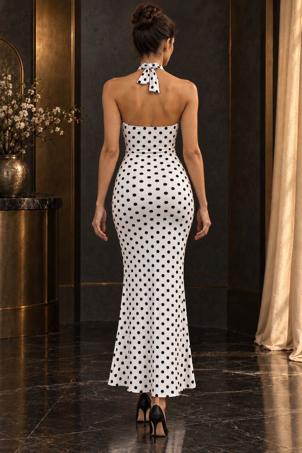 Robe longue blanche à pois noirs vue de dos, dos nu et col licou noué