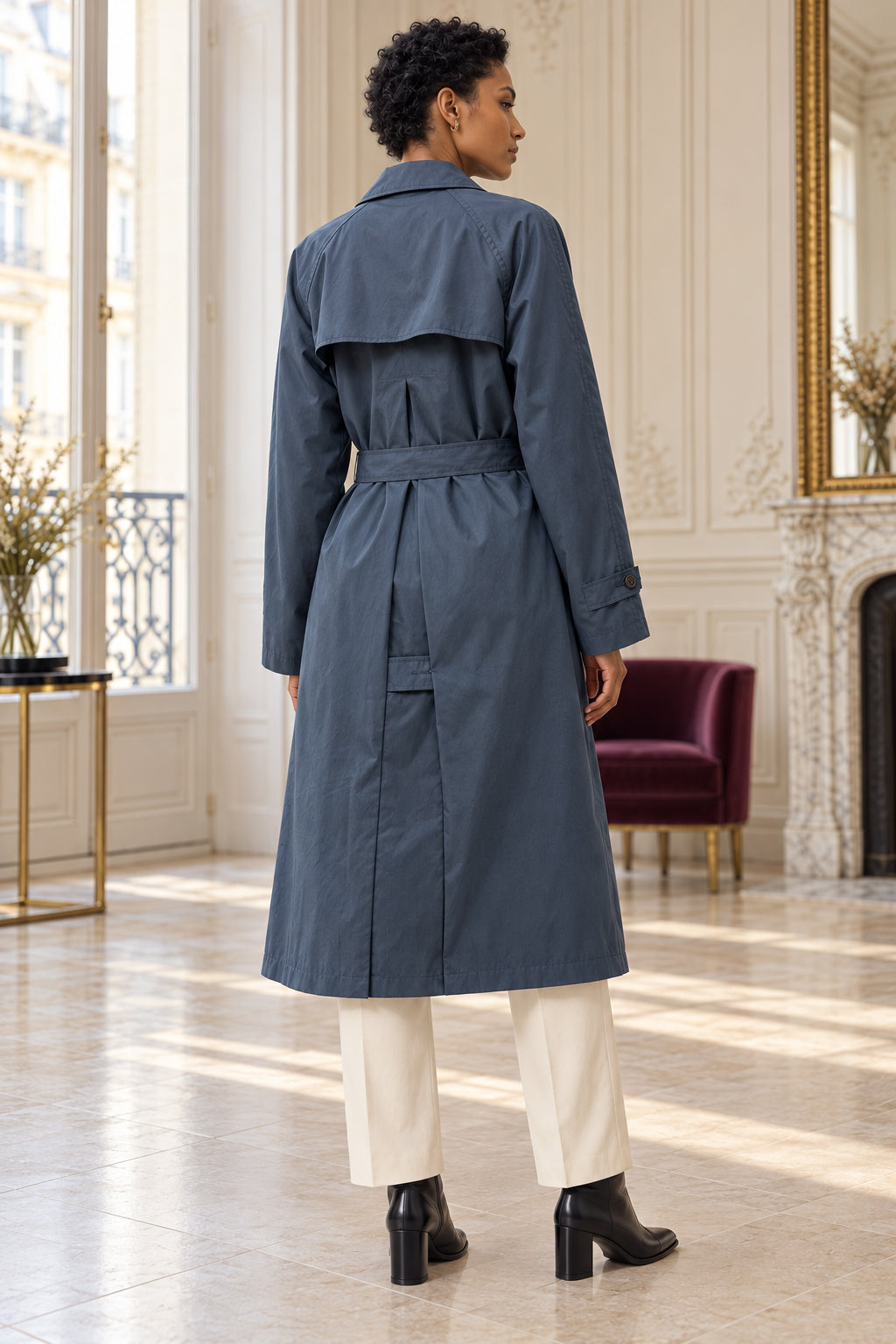 Dos du trench bleu ardoise avec empiècement et ceinture