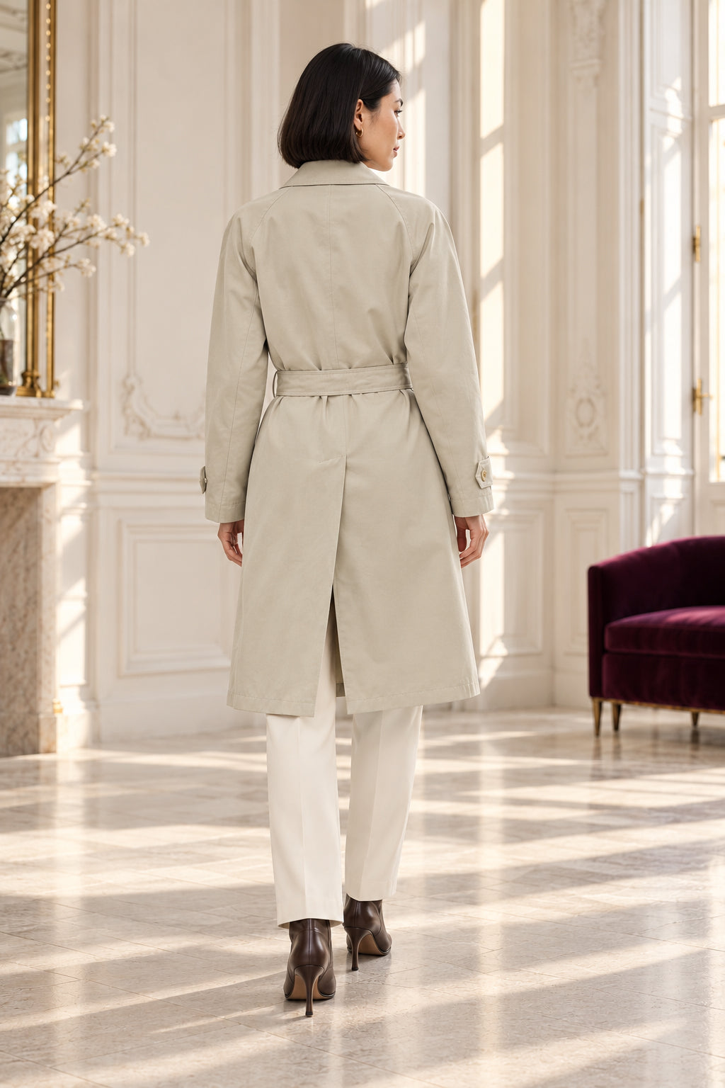 Trench beige grège ceinturé vu de dos