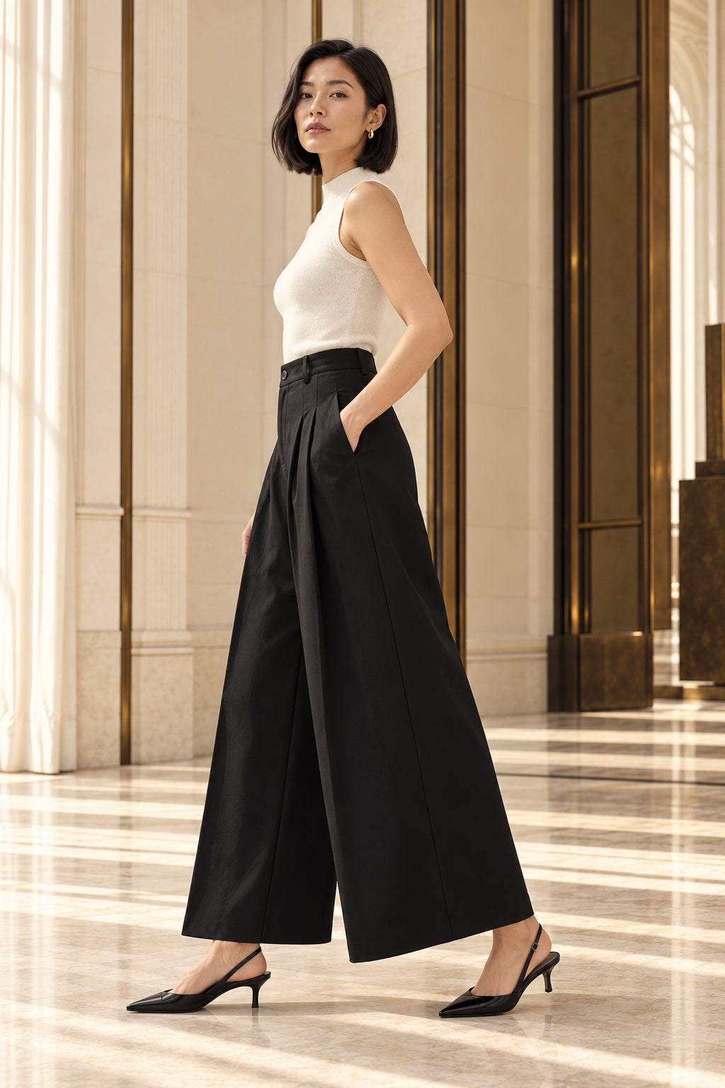 Pantalon large noir à pinces vu de profil