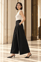 Pantalon large noir à pinces vu de profil