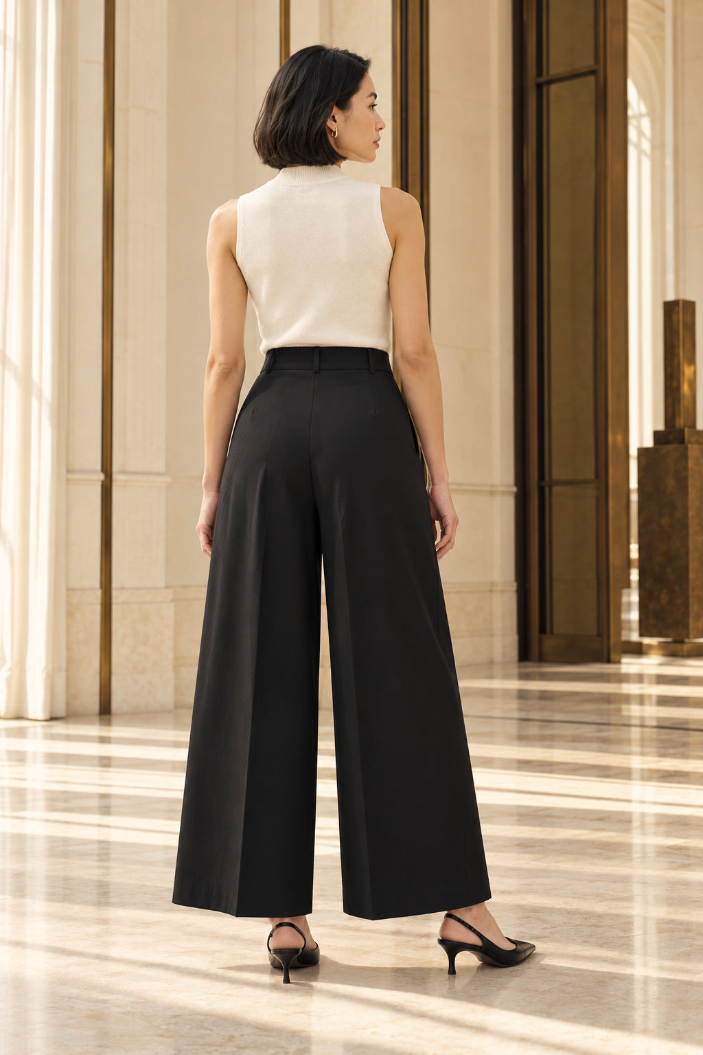 Pantalon large noir style japonais vu de dos