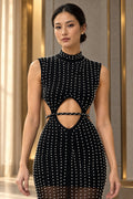 Haut de la robe noire à perles, col montant et découpe en goutte