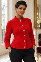 Portrait avec la veste rouge col officier et ses six boutons argentés