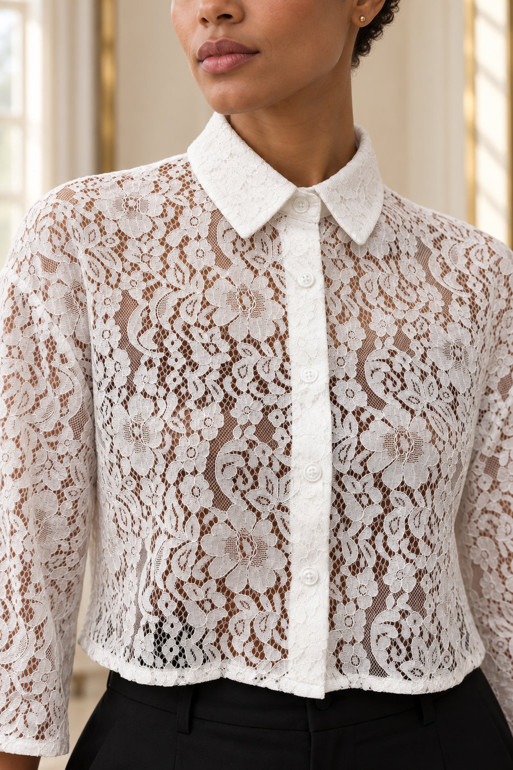 Détail du col chemise et du boutonnage du chemisier en dentelle blanc
