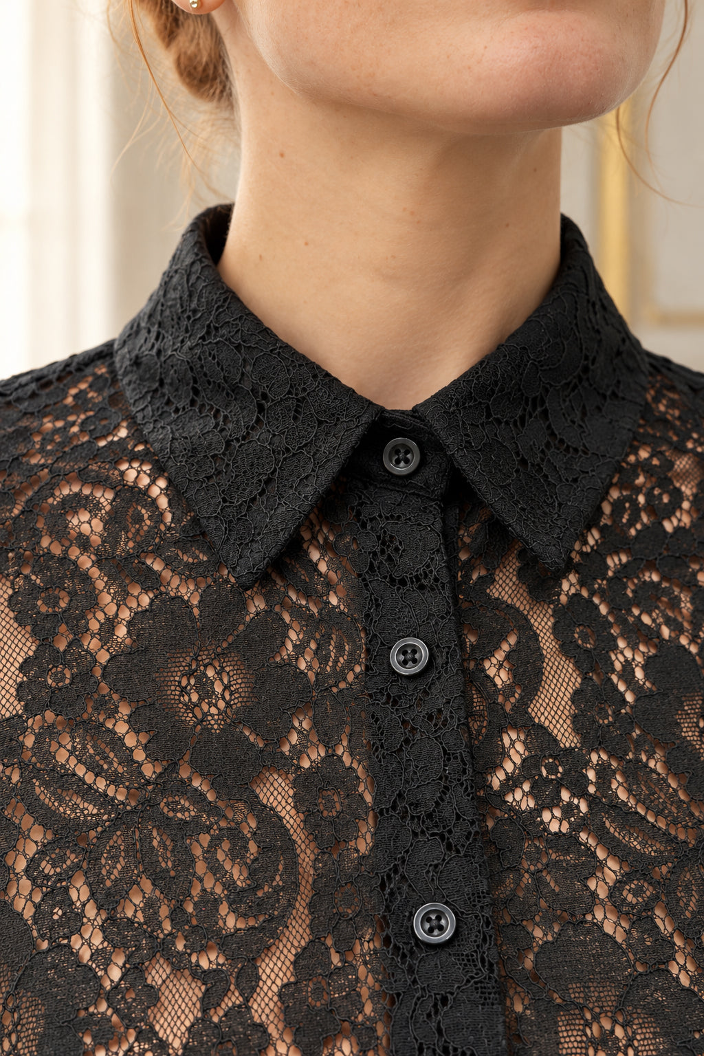 Détail du col chemise et des boutons du chemisier en dentelle noir