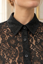 Détail du col chemise et des boutons du chemisier en dentelle noir