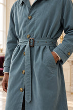 Détail de la ceinture à boucle et de la poche du trench