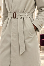 Détail de la ceinture à boucle et de la poche du trench beige