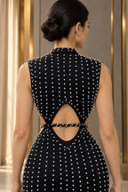 Dos de la robe noire à perles avec découpe et lien perlé