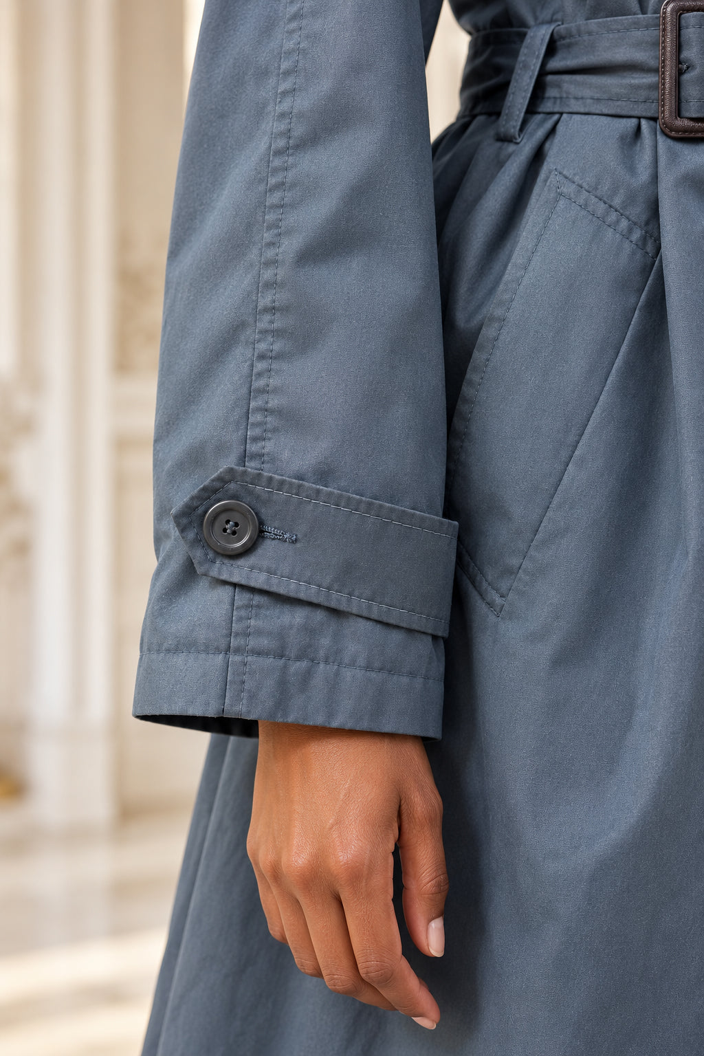Détail de la patte boutonnée au poignet du trench