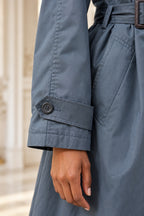 Détail de la patte boutonnée au poignet du trench