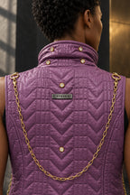 Dos du gilet prune avec plaque DIFFERENT et chaîne dorée