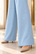 Détail des strass sur le bas du pantalon large bleu ciel