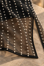 Détail du tulle transparent brodé de perles et de la fente de la robe