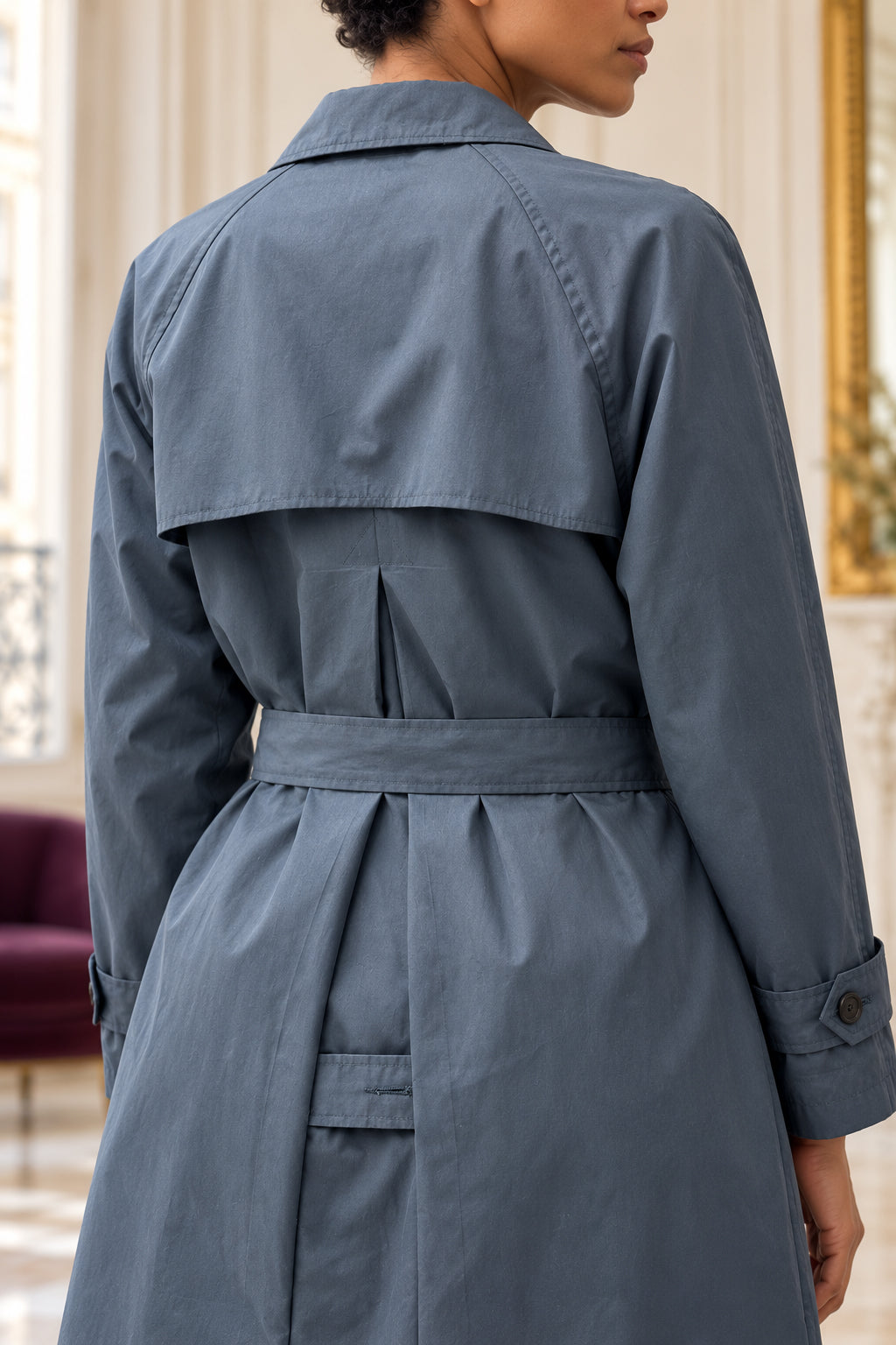 Détail du dos du trench : empiècement, ceinture et pattes de poignet