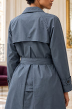 Détail du dos du trench : empiècement, ceinture et pattes de poignet