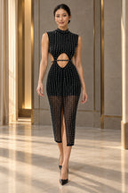 Robe midi noire à perles et tulle portée en marchant