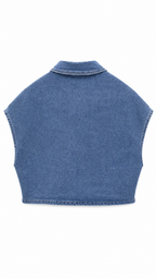 Veste courte femme DIFFERENT en denim bleu vue de dos, coupe oversize sans manches avec col chemise et motif ton sur ton.
