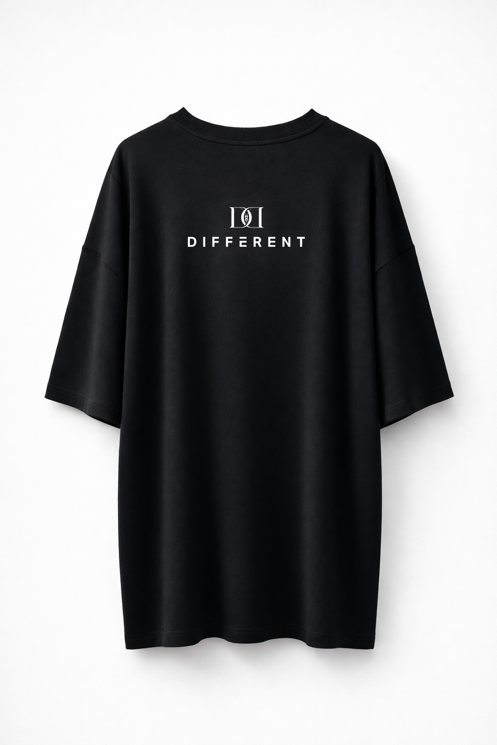  Photo studio  de dos T-shirt  noir plat coton oversize unisexe édition limitée DIFFÉRENT fond blanc