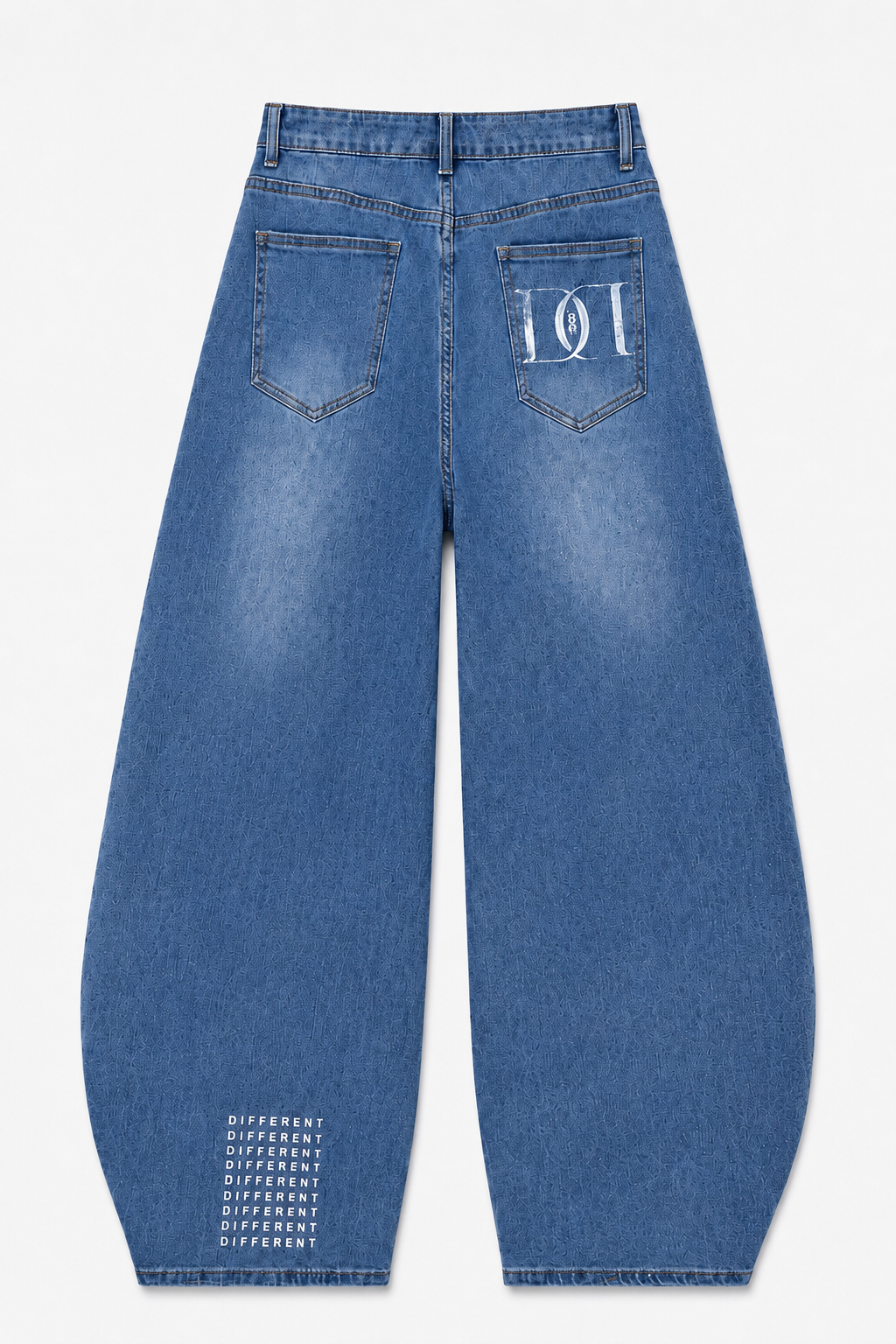 Jean femme DIFFERENT bleu stone vu de dos, coupe ballon taille haute avec poches arrière, logo graphique et motif ton sur ton.
