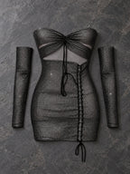 Robe courte bustier en maille diamant noire et argentée avec manches longues amovibles et laçage devant, à plat sur fond gris – DIFFERENT Paris