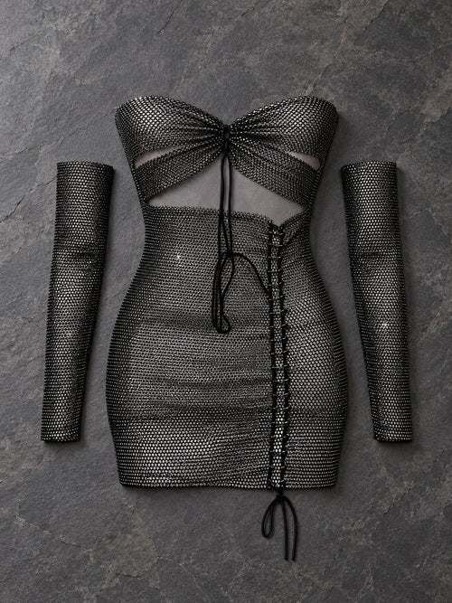 Robe courte bustier en maille diamant noire et argentée avec manches longues amovibles et laçage devant, à plat sur fond gris – DIFFERENT Paris