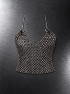 Crop top en maille diamant argentée à fines bretelles et décolleté en V, à plat sur fond gris – DIFFERENT Paris