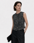 Un gilet court au motif baroque intense, pensé pour sublimer les silhouettes les plus affirmées.