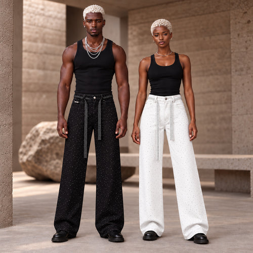 Homme et femme portant le jean à strass unisexe DIFFERENT en noir et en blanc avec ceinture assortie et débardeurs noirs – DIFFERENT Paris