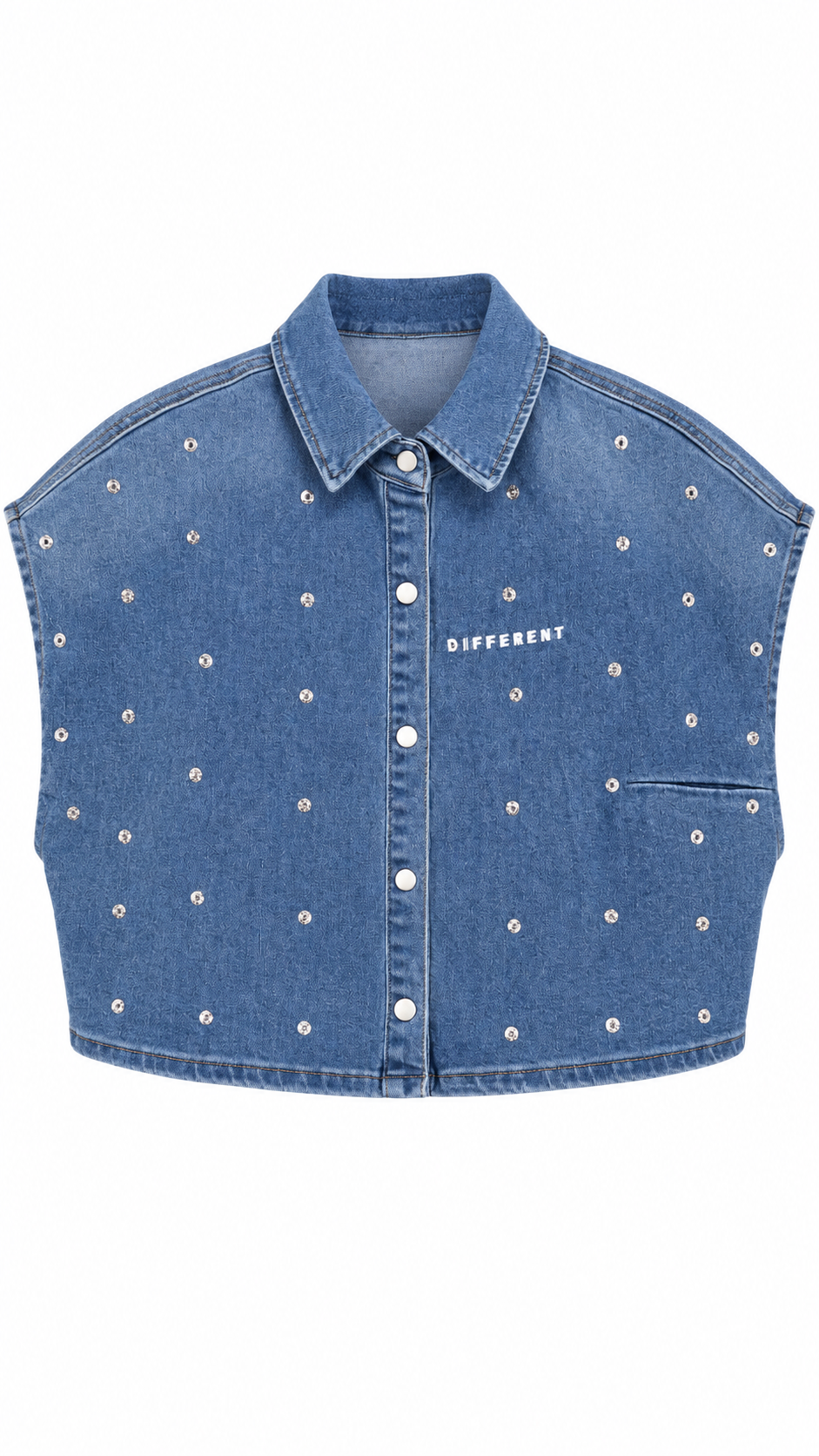 Veste courte femme DIFFERENT en denim bleu vue de face, coupe oversize sans manches avec boutons pression, rivets métalliques et logo imprimé.