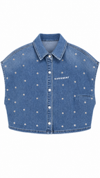 Veste courte femme DIFFERENT en denim bleu vue de face, coupe oversize sans manches avec boutons pression, rivets métalliques et logo imprimé.