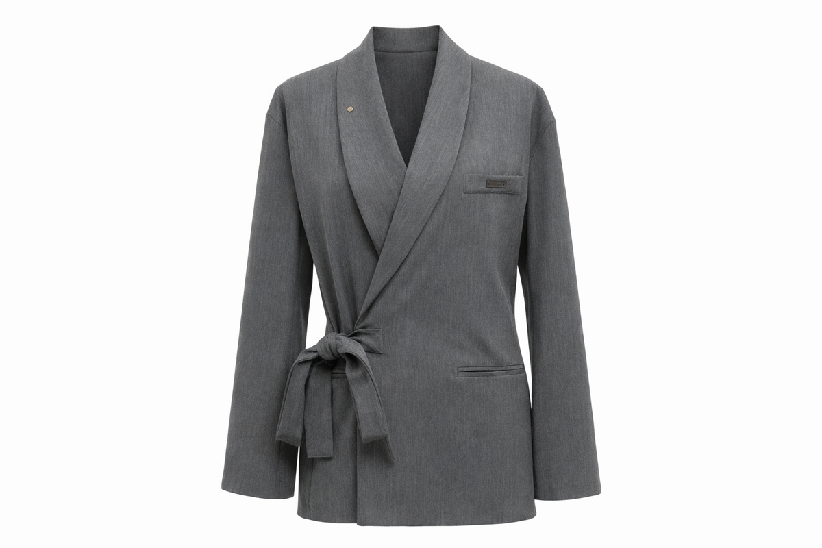 Flat lay face studio Blazer cintré gris studio fond blanc édition limitée DIFFÉRENT