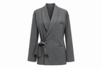 Flat lay face studio Blazer cintré gris studio fond blanc édition limitée DIFFÉRENT
