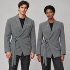 Homme et femme portant le blazer cintré à corde DIFFERENT en gris avec t-shirt noir, vue de face – DIFFERENT Paris