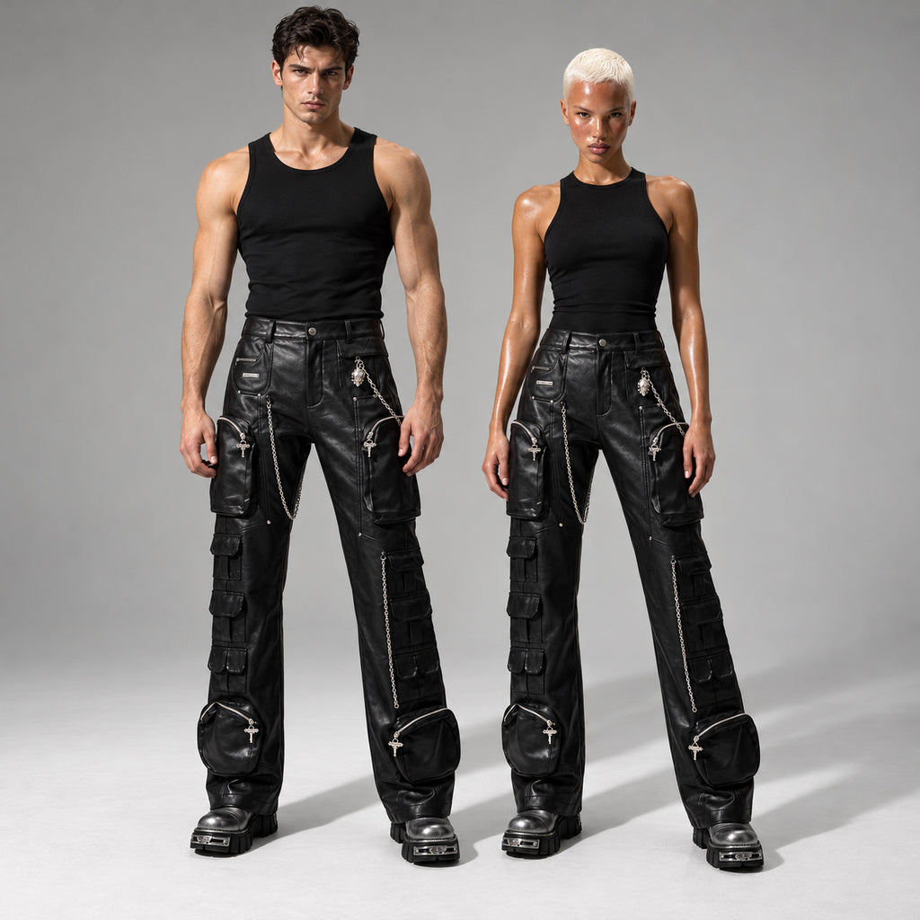 Homme et femme portant le pantalon cargo noir en simili cuir à chaînes DIFFERENT avec débardeur noir, sur fond gris clair – DIFFERENT Paris