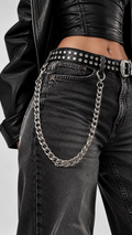 Chaîne de pantalon CORE en acier inoxydable à maille gourmette épaisse, portée sur un jean noir – DIFFERENT Paris