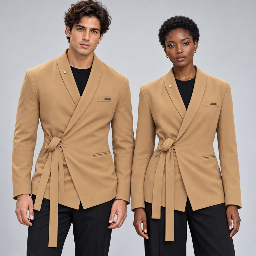Homme et femme portant le blazer cintré à corde DIFFERENT en camel avec t-shirt noir, vue de face – DIFFERENT Paris