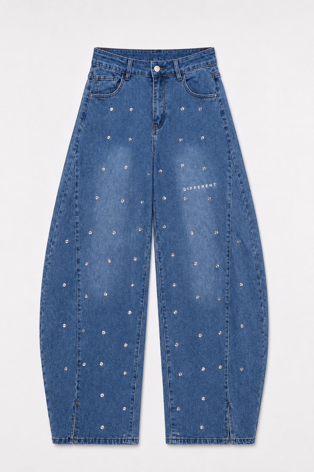 Jean femme DIFFERENT bleu stone vu de face, coupe ballon taille haute avec rivets métalliques, logo imprimé et fentes au bas des jambes.