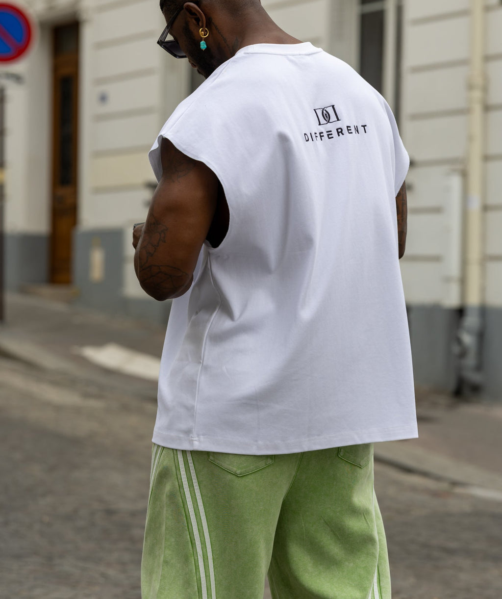 T-shirt blanc oversize DIFFERENT et pantalon vert streetwear à bandes blanches – vue de dos